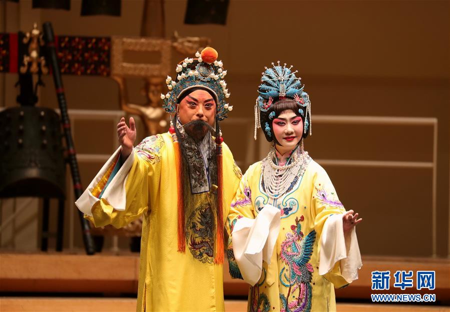 2月10日，在美国芝加哥，中国国家京剧院的演员于魁智（左）和李胜素表演京剧《长生殿》片段。 新华社记者 汪平 摄